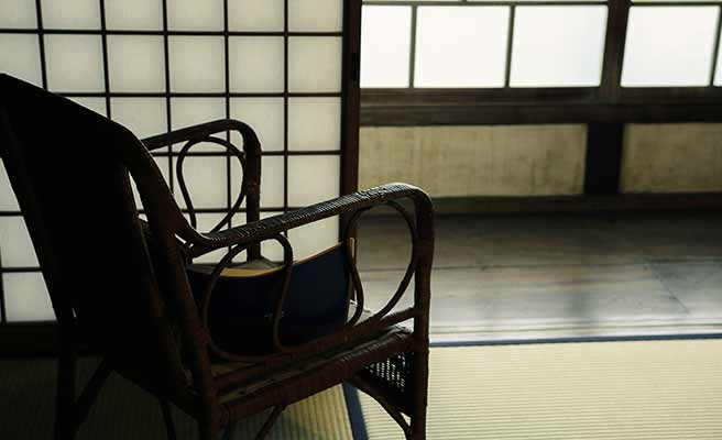 和風の部屋に置かれたレトロな椅子
