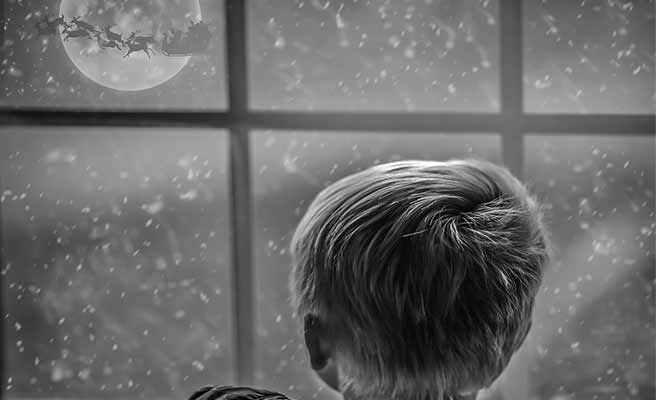 冬の月の幻想風景を見つめる少年