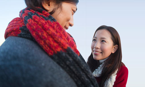 恋人の手につかまる女性