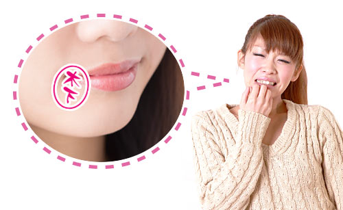 唇にハンコが付いた女性