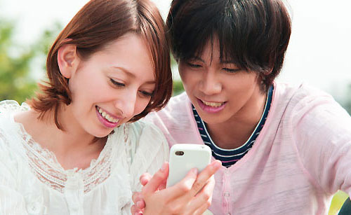 スマホを見るカップル