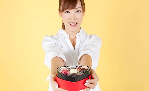 笑顔でチョコレートを渡す女性