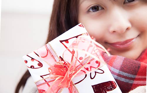 チョコレートを差し出す女性