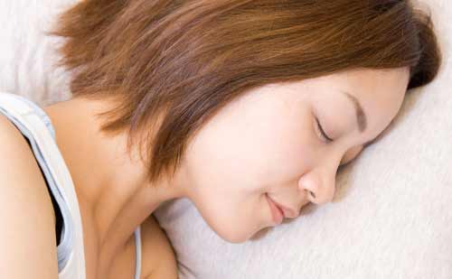 すやすや眠る女性