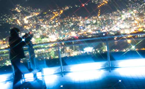 百万ドルの函館の夜景を見ながら抱き合うカップル