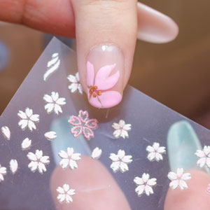 桜のシールをプラス