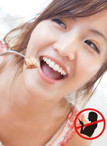 ご飯を食べる女性とスマフォ禁止マーク