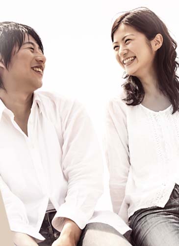 男性と笑顔で話す女性