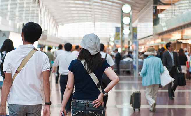 空港の中を歩くカップル