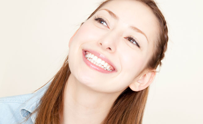髪をまとめてる笑顔の女性