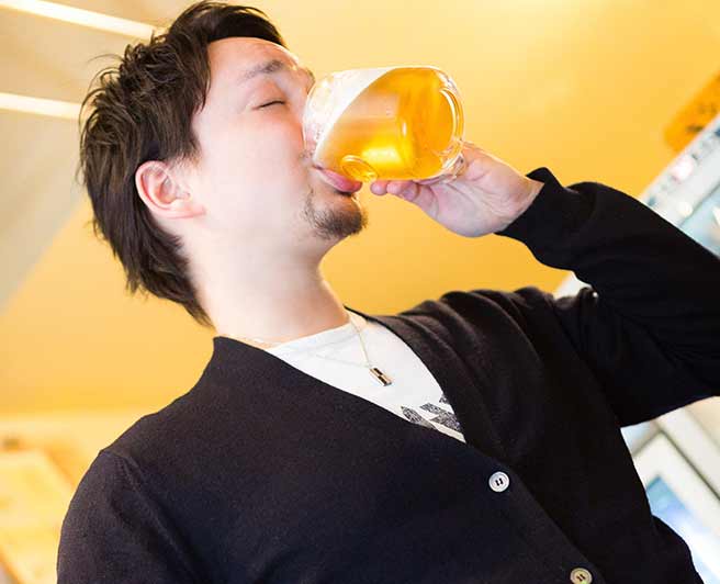 ビールをがぶ飲みする男