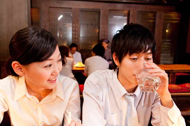 ほろ酔いで彼女に甘える彼氏