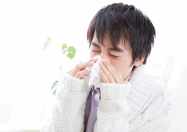 風邪で弱っている男性