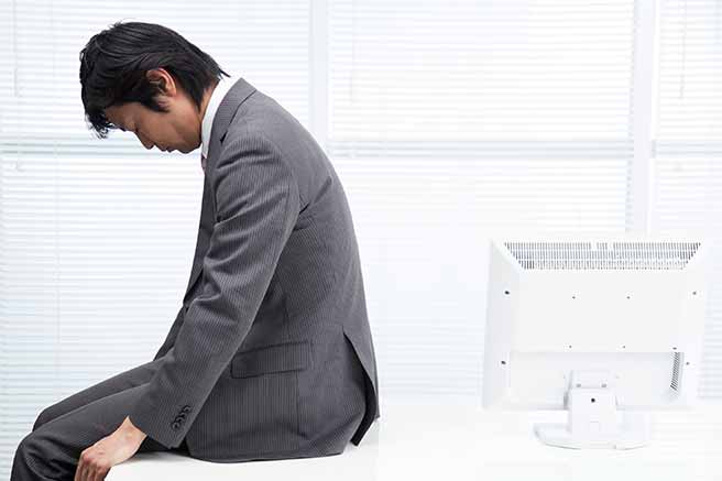 仕事でミスをしてひどく落ち込む男性