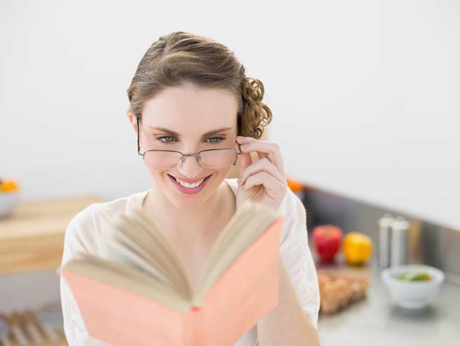復縁の心理学を勉強する女性