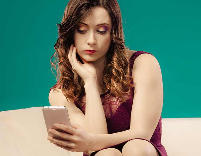 二人っきりなのにスマホをちらっちら見る付き合いたくない女
