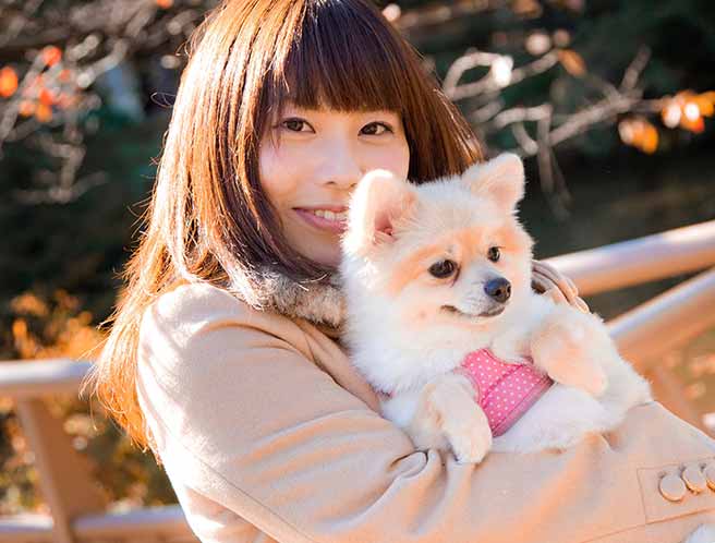可愛い犬を抱く女性