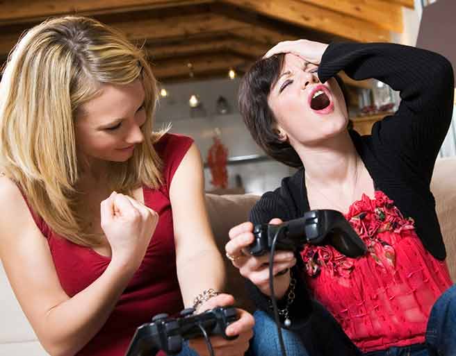 彼氏いない友達とゲームして遊ぶ彼氏いない女