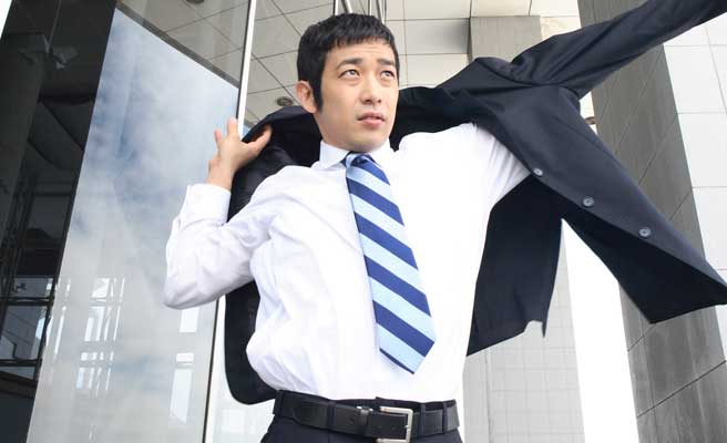 スーツとネクタイ姿のアラサー男性