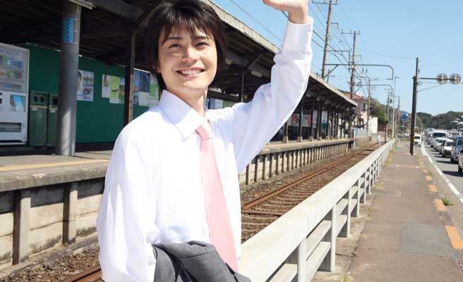 スーツとネクタイ姿の若い男性