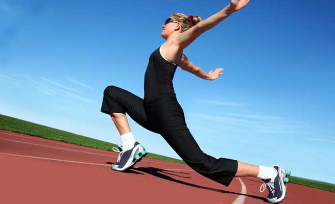 運動をして体を引き締める女性