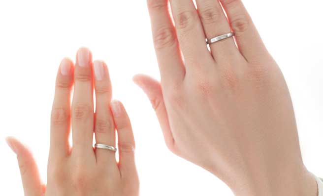 指輪つける夫婦の手