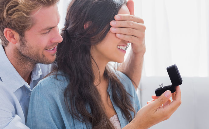 プロポーズのタイミング男が結婚を決意する&ためらう理由
