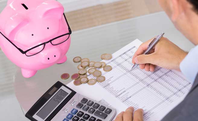 貯金を確認する男性