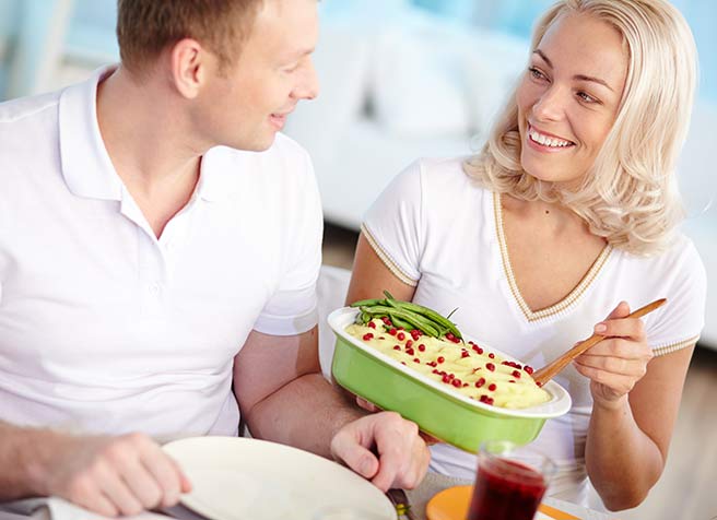彼氏の誕生日にサプライズ手作り料理を振る舞う彼女