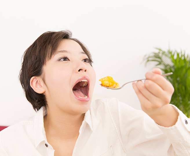 食後にお腹が鳴りやすい早食いの女性