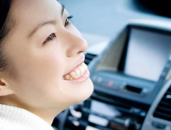 車内から微笑む女性