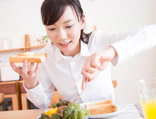 朝食をとる女性