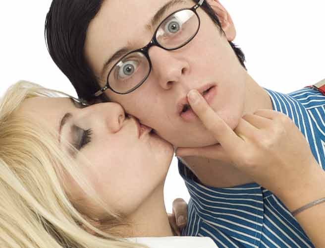 彼氏の口を指で塞いでホッペにキスをしてる女性