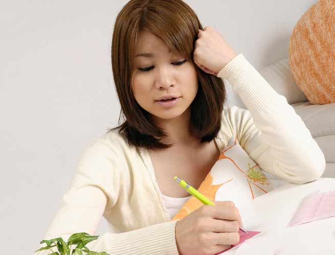 便箋に手書きする女性