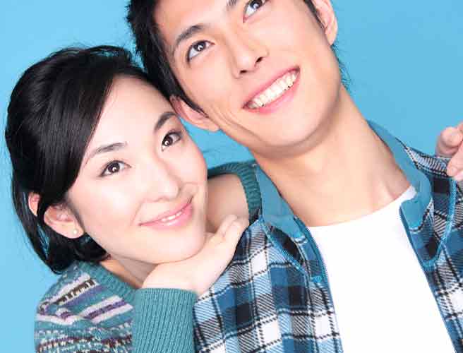 彼氏の肩に顎を乗せて微笑む女性