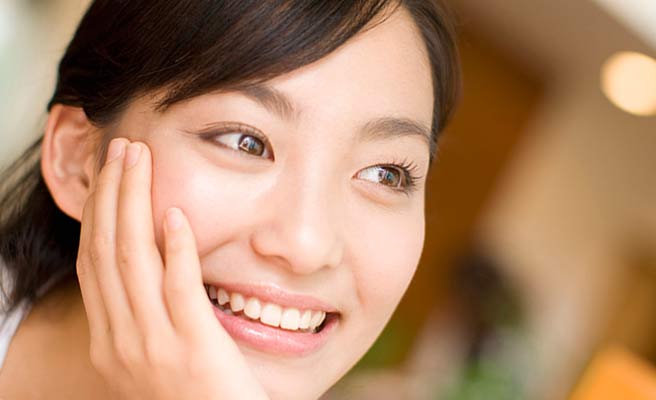 笑顔で見つめてくる女性