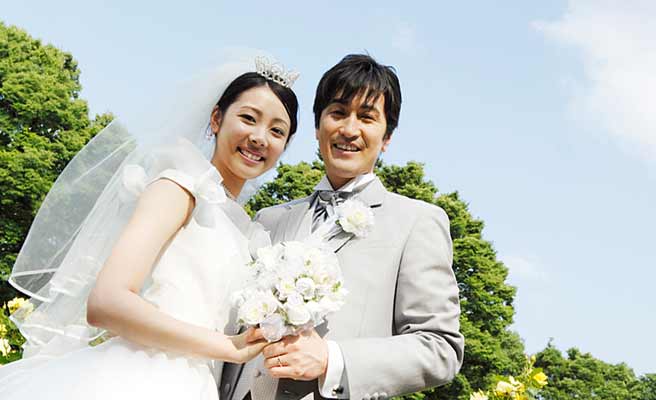 花束を持つ新郎新婦