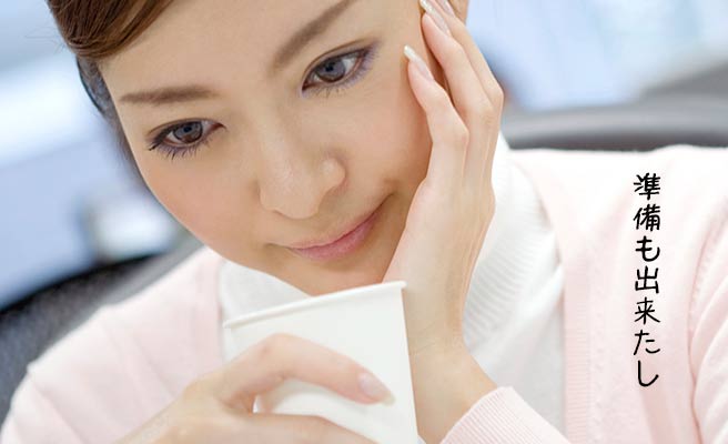 職場で休み時間に考える女性