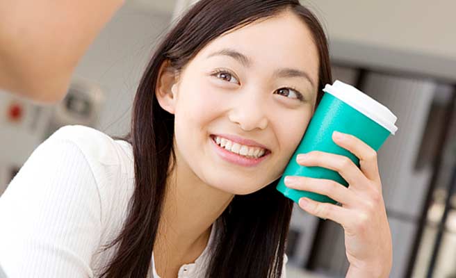 彼氏を見つめる女性
