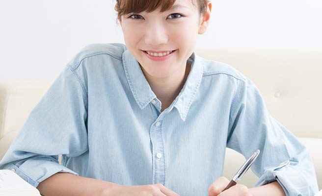 書き物をする女性