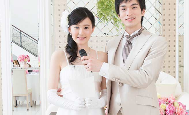 結婚式で挨拶する新郎新婦