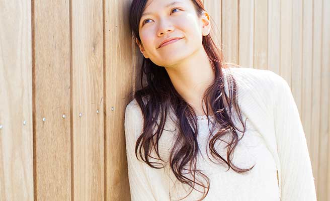 ニットノカーディガンを羽織った女性