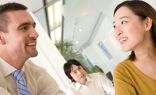 外国人講師と話す女性