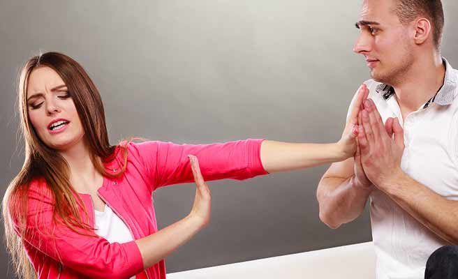 両手を合わせて懇願する男性を止める女性
