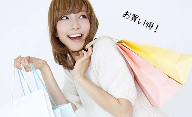 買物袋を幾つもかついだ女性