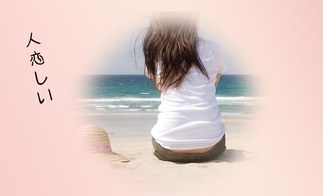 浜辺に一人座る女性