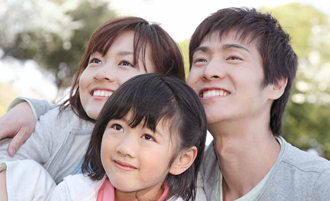 家族3人が前を見つめる