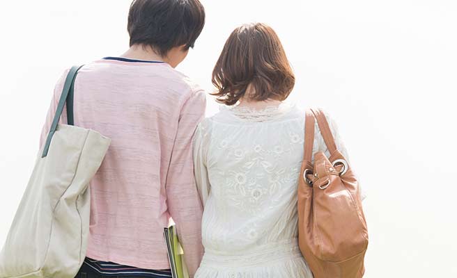 並んで歩くカップルの後姿