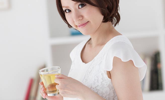 部屋で一人でグラスを持つ女性