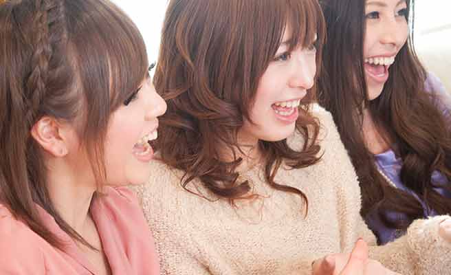 女性達が笑いながら盛り上がっている